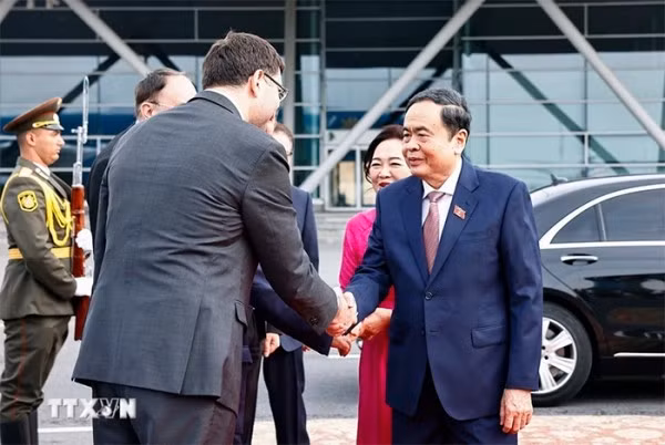 Lễ tiễn Chủ tịch Quốc hội Trần Thanh Mẫn và Phu nhân tại Sân bay quốc tế Zvartnots, Thủ đô Yerevan, Cộng hòa Armenia.