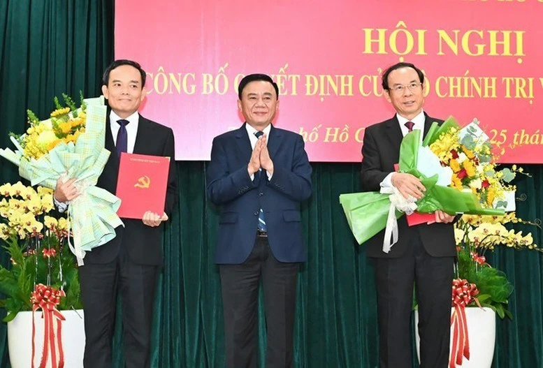 Đồng chí Trần Cẩm Tú trao quyết định và tặng hoa chúc mừng đồng chí Nguyễn Văn Nên và đồng chí Trần Lưu Quang.