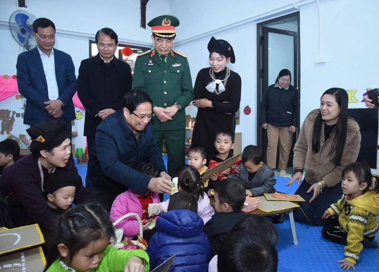 Thủ tướng Phạm Minh Chính thăm nhà trẻ thôn Làng Nủ.