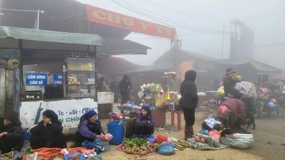 Bà con địa phương thường mang bán các sản phẩm tự nuôi trồng.