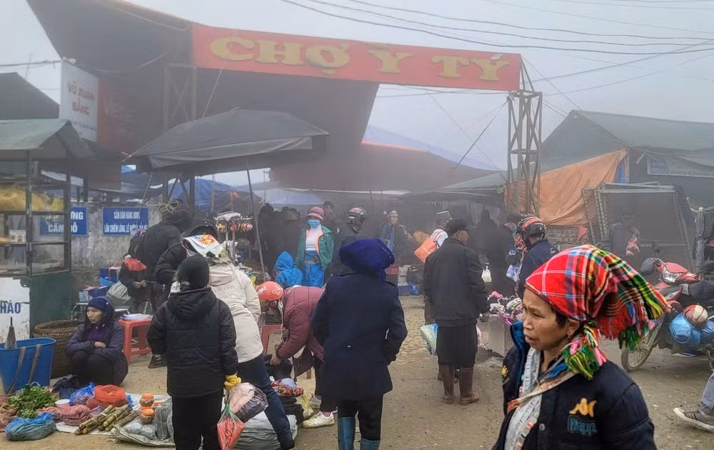 Chợ phiên Y Tý quanh năm mù trong sương vì nằm ở độ cao hơn 2.000 m so với mực nước biển.