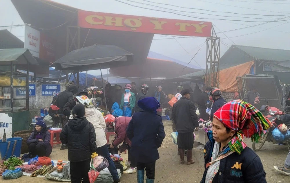 Chợ phiên Y Tý quanh năm mù trong sương vì nằm ở độ cao hơn 2.000 m so với mực nước biển.