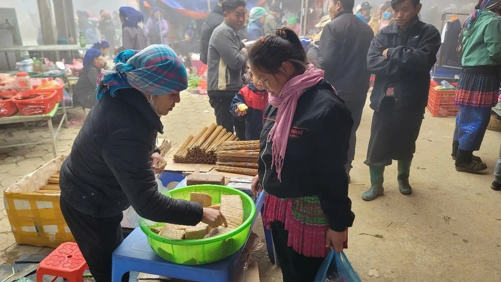 Đối với người dân vùng cao Bát Xát, đi chợ phiên không chỉ để mua bán mà còn là để gặp gỡ thăm hỏi bạn bè, bà con.