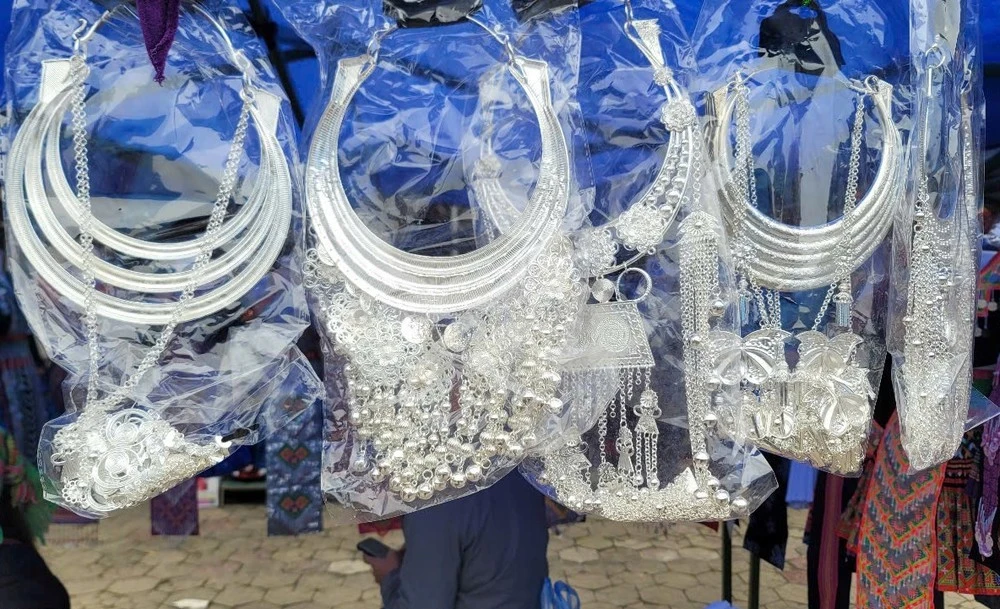 Cùng với quần áo, các loại trang sức cũng được bày bán tại chợ.