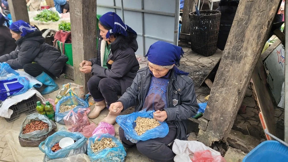 Tại chợ phiên Y Tý, bà con thường đem các nông sản tự sản xuất ra bày bán.