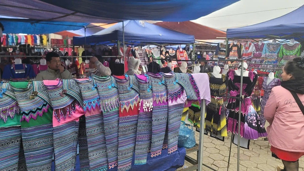 Khu vực bán quần áo của bà con dân tộc.