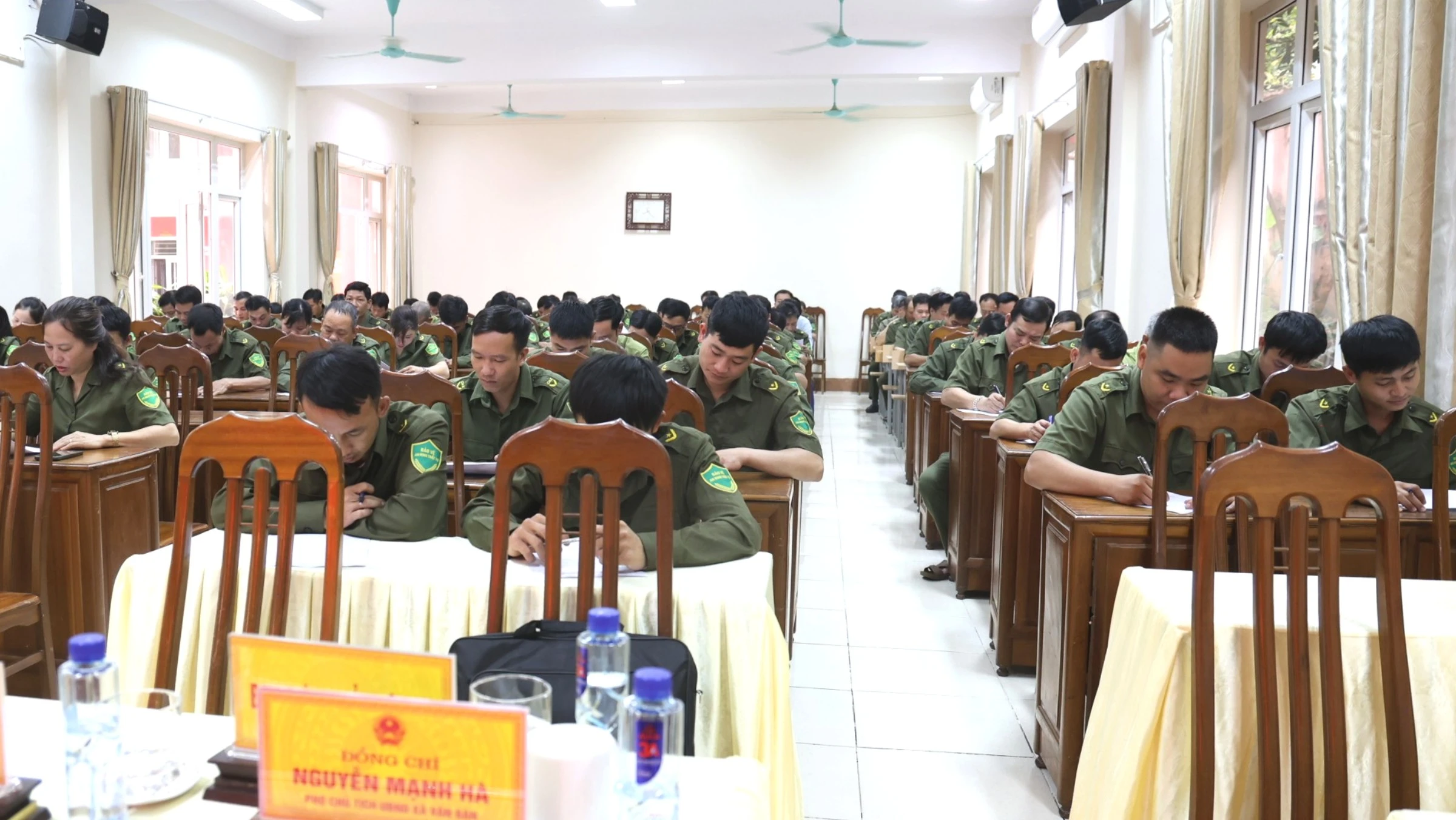 Các thí sinh làm bài thi tìm hiểu kiến thức pháp luật.