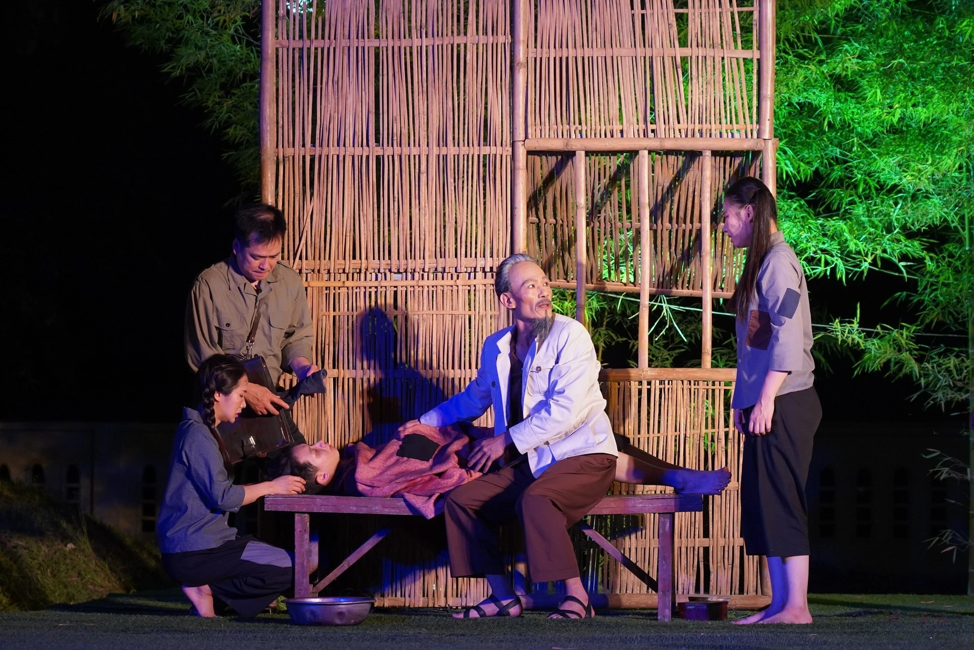 Chương trình nghệ thuật Bác Hồ một tình yêu bao la gồm 2 vở kịch ngắn, hướng đến việc khắc họa hình tượng Chủ tịch Hồ Chí Minh - vị lãnh tụ dành tình yêu sâu nặng cho nhân dân.