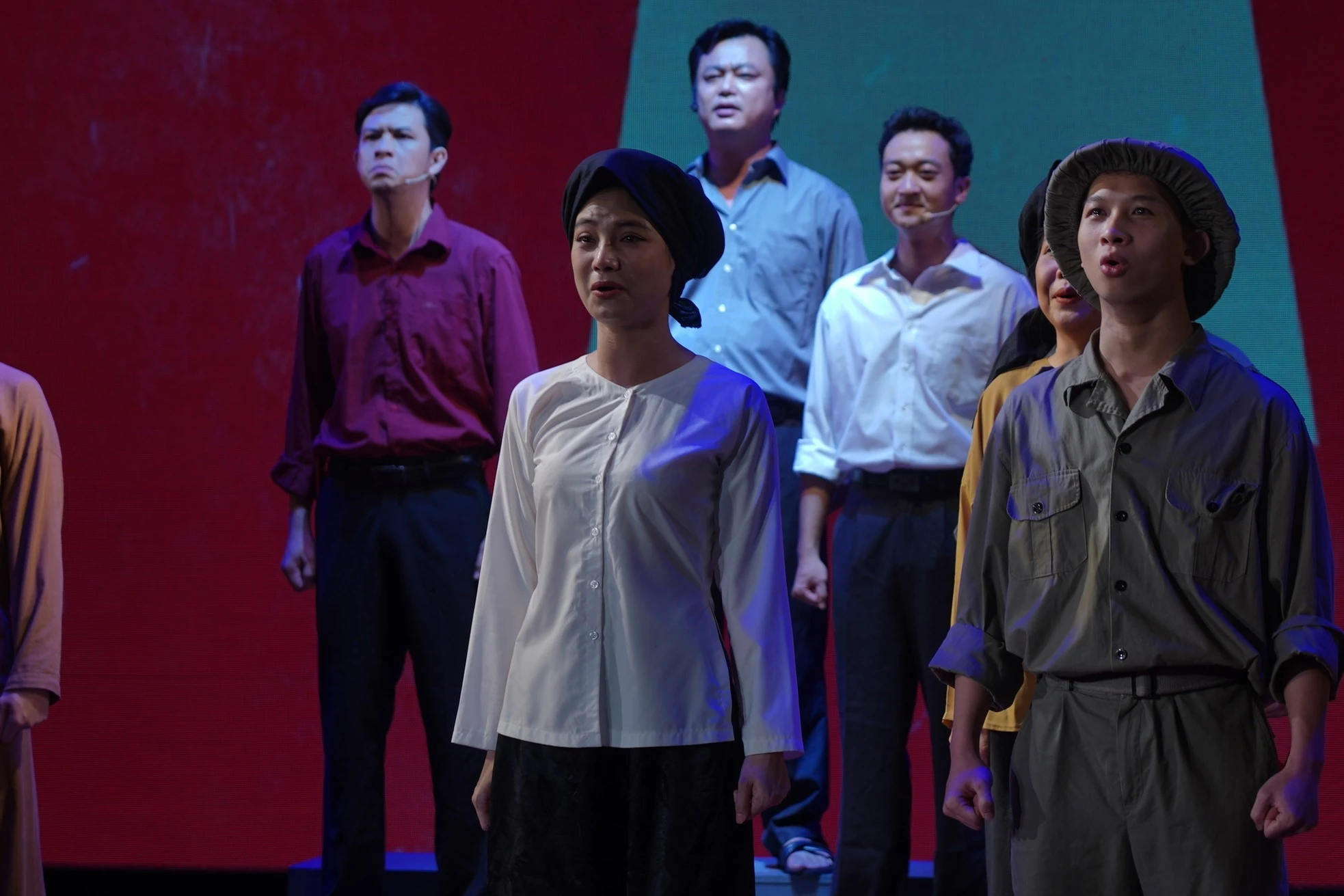 Vở Cafe bánh mì tái hiện tinh thần yêu nước và lòng quả cảm của người dân Việt Nam trong những ngày sục sôi trước Cách mạng Tháng Tám.