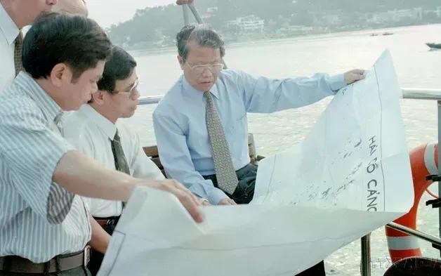 Chủ tịch nước Trần Đức Lương kiểm tra quy hoạch Vịnh Hạ Long, nhằm đảm bảo phát triển kinh tế và bảo vệ cảnh quan môi trường (15/10/1997). Chủ tịch nước Trần Đức Lương kiểm tra quy hoạch Vịnh Hạ Long, nhằm đảm bảo phát triển kinh tế và bảo vệ cảnh quan môi trường (15/10/1997).