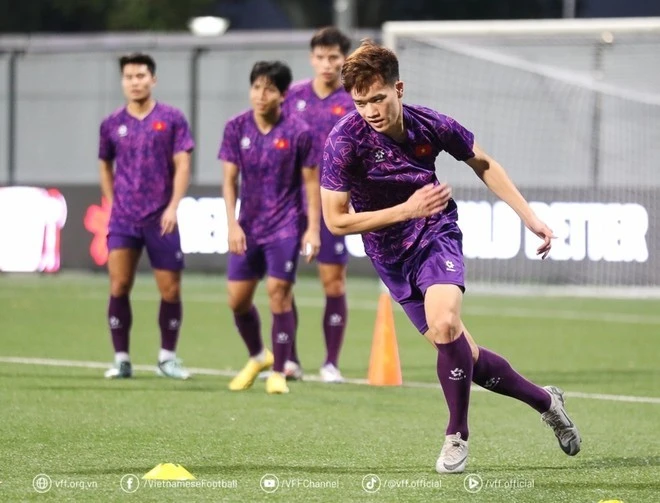 4. Nguyễn Hoàng Đức. Tuyến giữa của Singapore rất giàu thể lực và độ “chiến” nhưng Hoàng Đức đã giúp đội tuyển Việt Nam không bị quá lép vế trên mặt sân cỏ nhân tạo vốn không phải sở trường. 7,3 là số điểm dành cho tiền vệ này, cho thấy nỗ lực vượt bậc của cá nhân anh ở lượt đi. Trên sân Việt Trì hôm nay, nếu Hoàng Đức tiếp tục chơi tốt, người hâm mộ hoàn toàn có thể tin tưởng vào tấm vé chung kết cho đội tuyển Việt Nam.