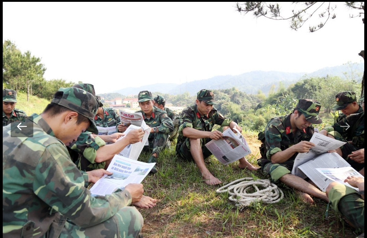 មន្ត្រី និងទាហានអានកាសែត Lao Cai អំឡុងពេលសម្រាក។ 1000000605.jpg