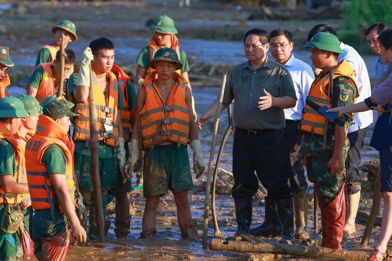 Thủ tướng Phạm Minh Chính chỉ đạo công tác tìm kiếm nạn mất tích do sạt lở đất tại Làng Nủ.