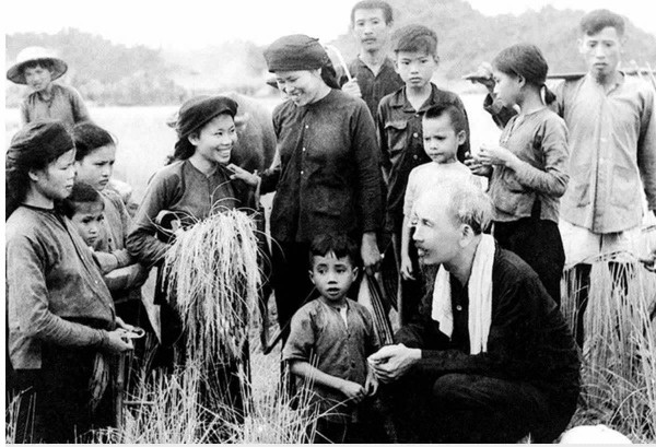 Chủ tịch Hồ Chí Minh thăm đồng bào Hùng Sơn, xã Phục Linh, huyện Đại Từ, tỉnh Thái Nguyên (1954). Chủ tịch Hồ Chí Minh thăm đồng bào Hùng Sơn, xã Phục Linh, huyện Đại Từ, tỉnh Thái Nguyên (1954).