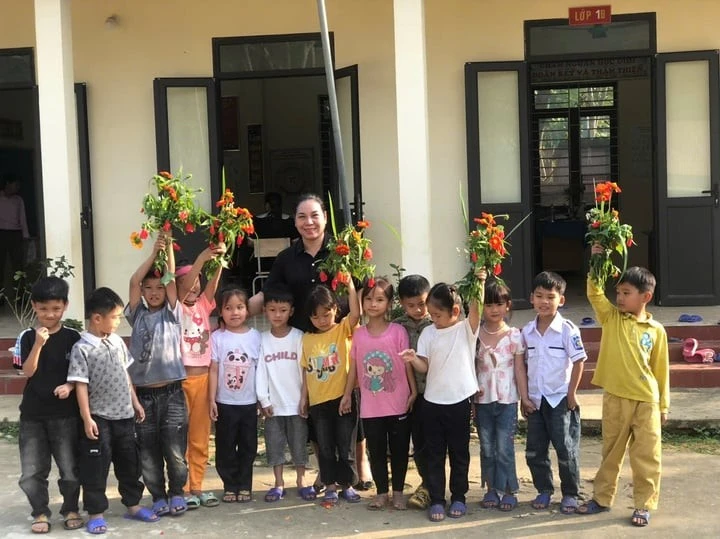 Các em học sinh tự tay chuẩn bị những bông hoa rừng để gửi tặng đến thầy cô thể hiện sự tri ân nhân ngày 20/11.