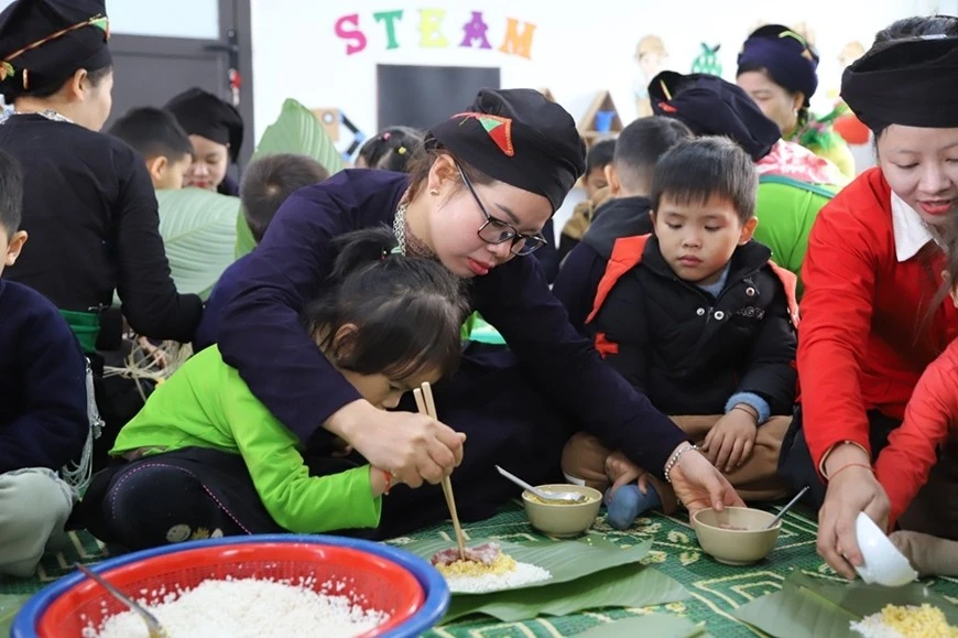 Mỗi chiếc bánh chưng không chỉ mang đậm hương vị của quê hương mà còn thấm đẫm tình đoàn kết, sự gắn bó giữa nhà trường và gia đình, là những khoảnh khắc khó quên trong những ngày tái thiết ở Làng Nủ.