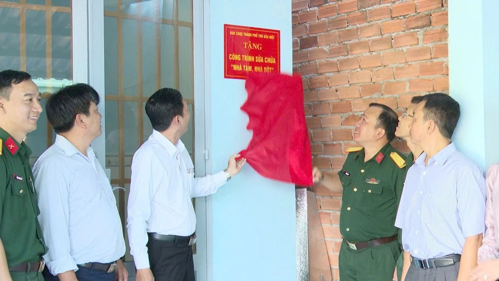 Lễ bàn giao công trình sửa chữa “nhà tạm, nhà dột nát” cho gia đình ông Từ Văn Cầm ở phường Hiệp An.