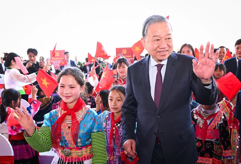 Tổng Bí thư Tô Lâm với các cháu học sinh.