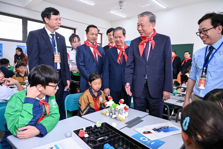 Tổng Bí thư Tô Lâm thăm phòng học của Trường phổ thông nội trú liên cấp tiểu học và trung học cơ sở xã Si Pa Phìn.