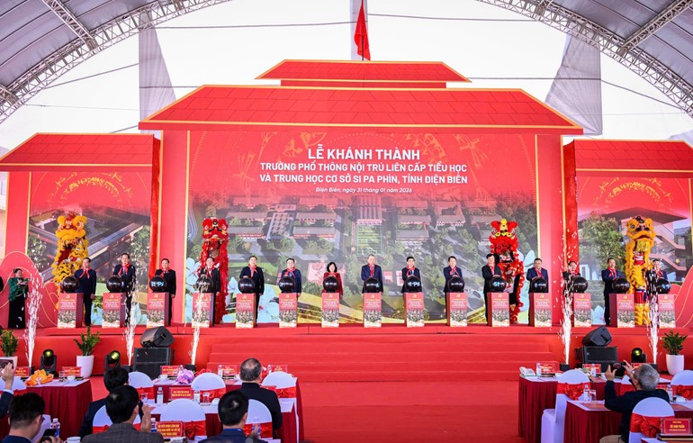 Tổng Bí thư Tô Lâm và các đồng chí lãnh đạo Đảng, Nhà nước thực hiện nghi thức khánh thành công trình Trường phổ thông nội trú liên cấp tiểu học và trung học cơ sở Si Pa Phìn, tỉnh Điện Biên.