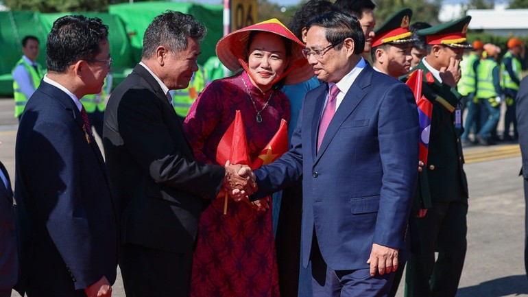 Cán bộ, nhân viên Đại sứ quán Việt Nam tại Lào vui mừng chào đón Thủ tướng Chính phủ Phạm Minh Chính tại sân bay.