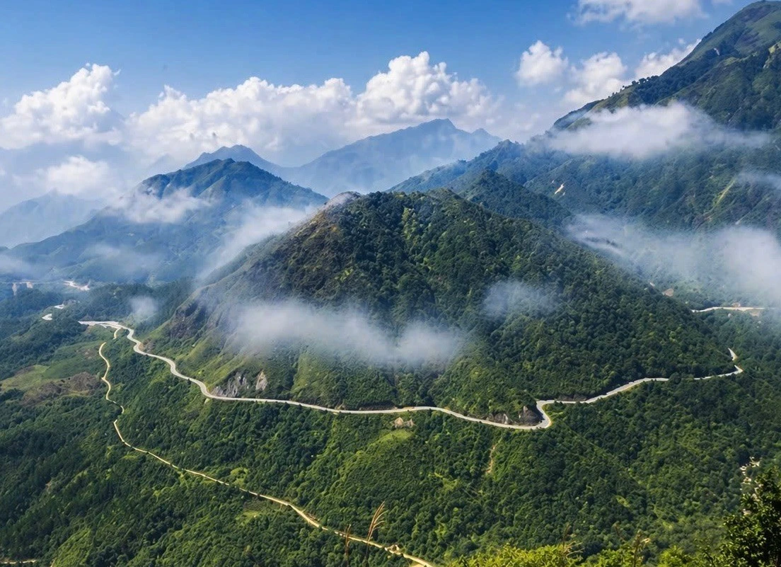 Đèo Ô Quy Hồ nằm trên tuyến quốc lộ 4D cắt ngang dãy Hoàng Liên Sơn, là một trong tứ đại đỉnh đèo đẹp nhất Việt Nam nối liền hai tỉnh Lào Cai và Lai Châu.