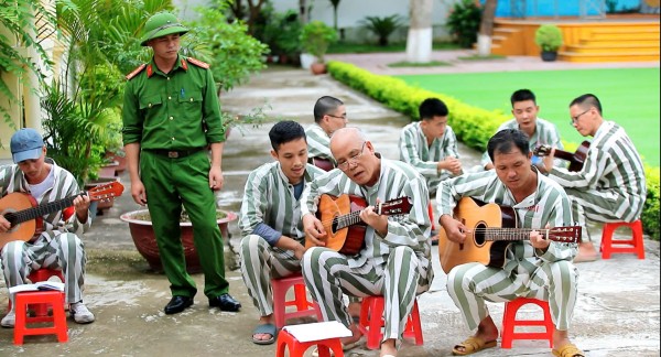 Các phạm nhân tham gia câu lạc bộ âm nhạc ở Trại giam số 3. Các phạm nhân tham gia câu lạc bộ âm nhạc ở Trại giam số 3.