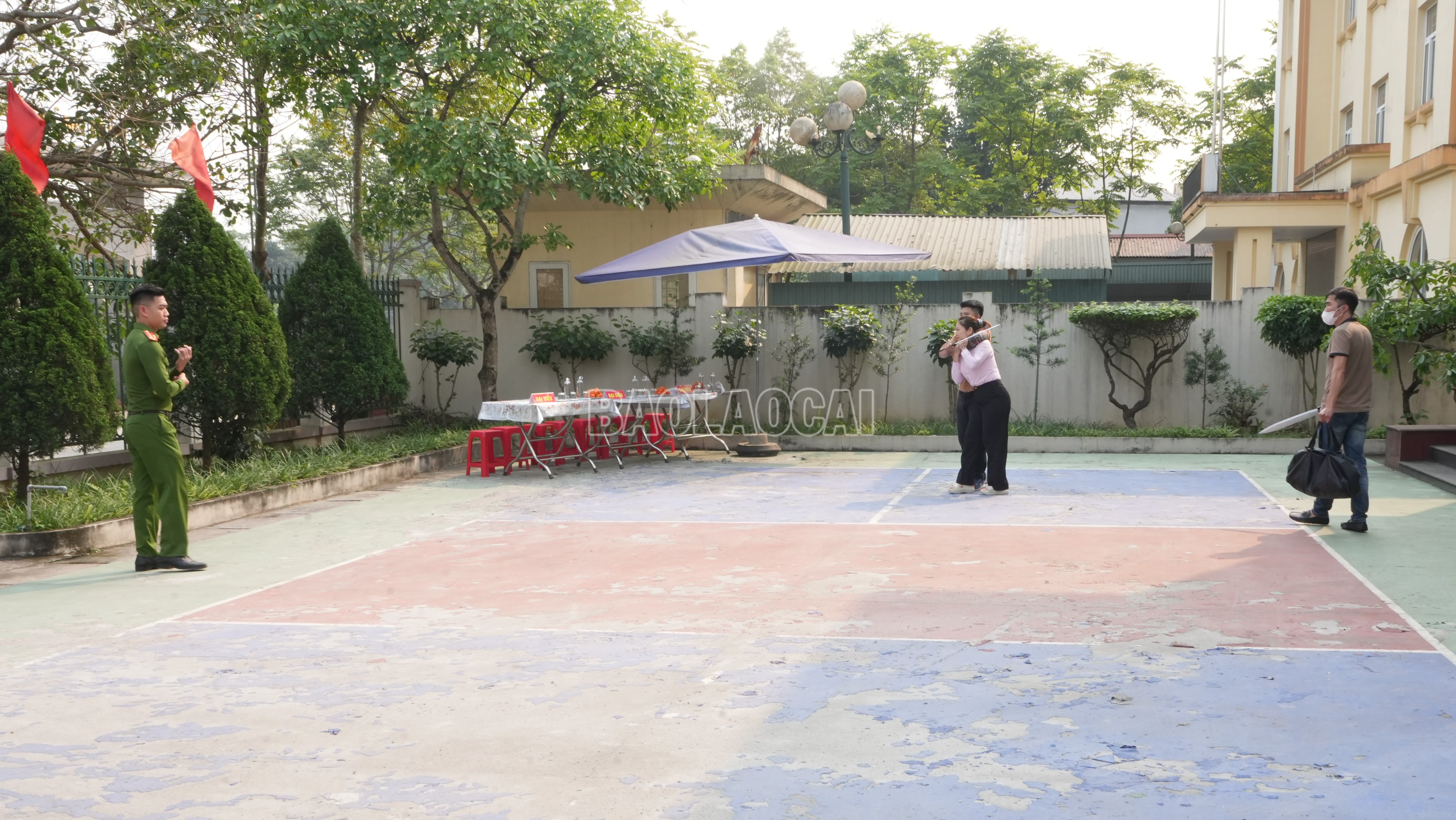 baolaocai-c_cong-an-thuong-thuyet-voi-nhom-cuop-de-bao-ve-an-toan-tinh-mang-cho-con-tin-7185.png