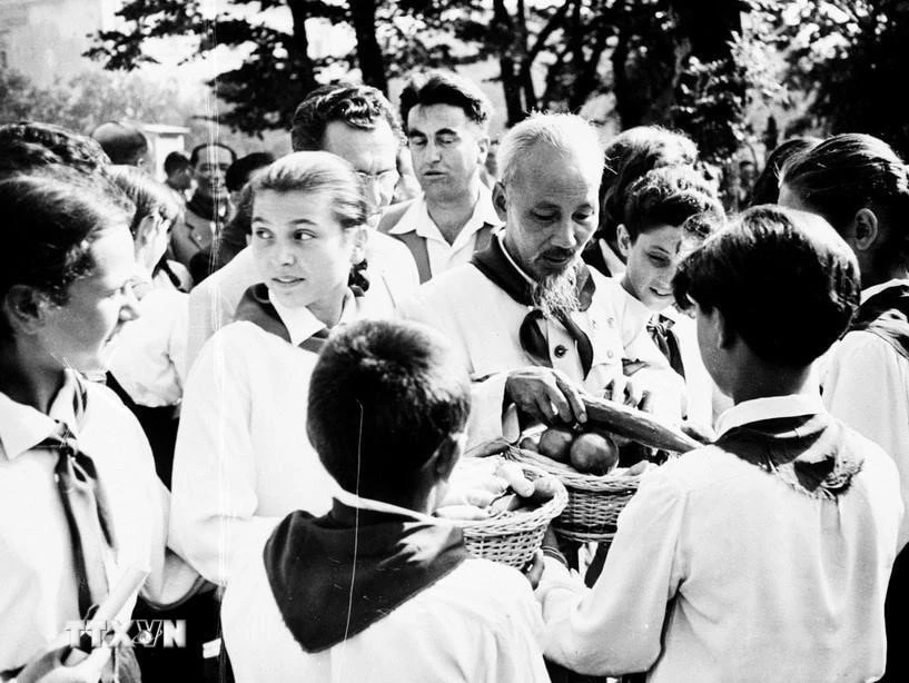 Chủ tịch Hồ Chí Minh đến thăm thiếu niên Bulgaria tại Cung Thiếu niên ở thủ đô Sofia (16/8/1957). (Ảnh: TTXVN)