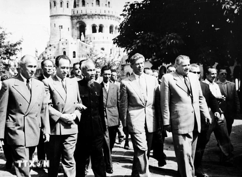 Chủ tịch Hồ Chí Minh đến thăm Pháo đài "Người đánh cá" (Halászbástya) ở Thủ đô Budapest trong chuyến thăm Hungaria (4/8/1957). (Ảnh: TTXVN)