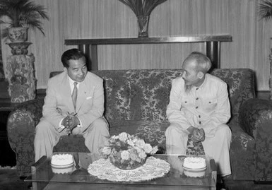 Chủ tịch Hồ Chí Minh tiếp Hoàng thân Souvanna Phouma, Thủ tướng Chính phủ Vương quốc Lào sang thăm Việt Nam (ngày 28/8/1956). (Ảnh: Tư liệu TTXVN)