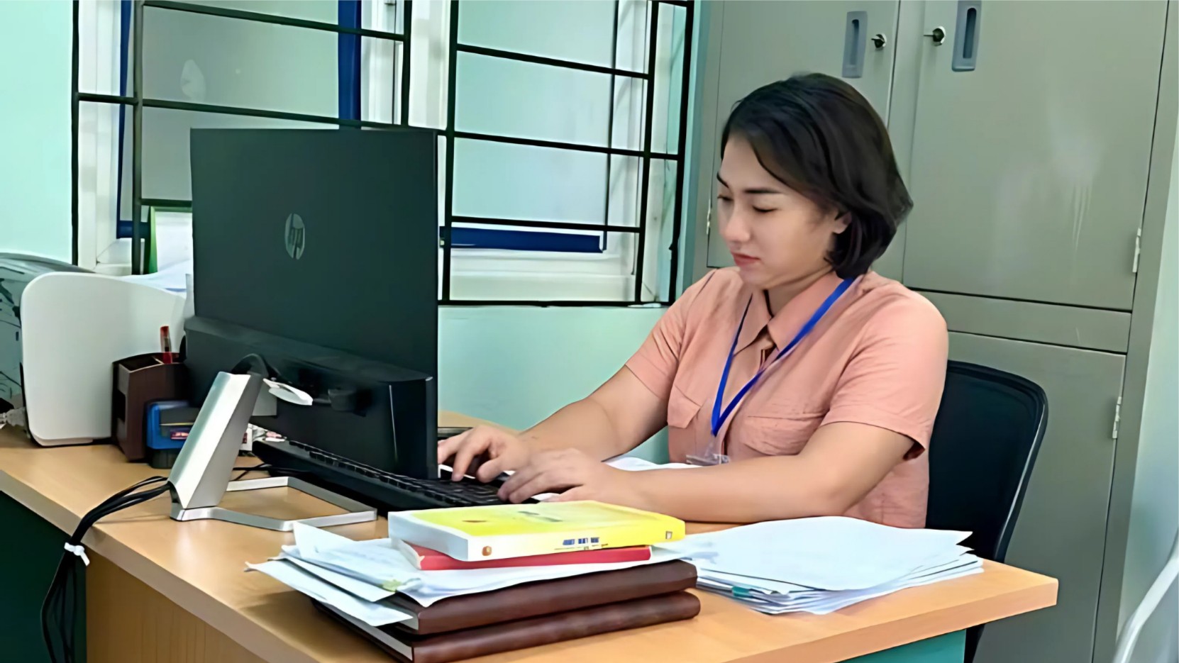 Chị Lê Thị Thanh Thảo, cán bộ Sở Tài chính tỉnh tăng cường tại xã Trịnh Tường. elections-over-netizen-debate-never-ends-3.jpg