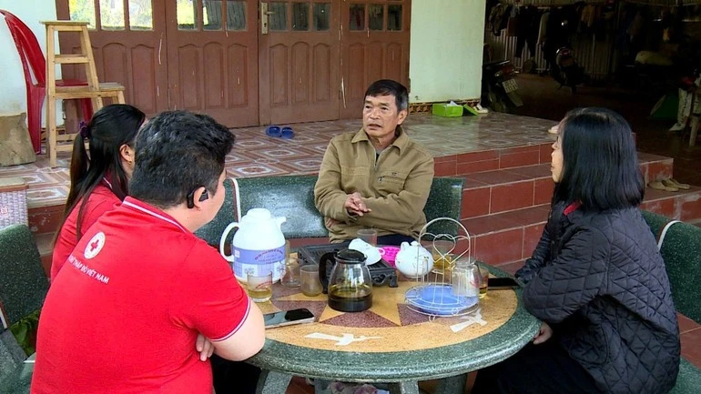 Ông Phùng Văn Mau ở xã Phượng Tiến, tỉnh Thái Nguyên (ngồi thứ hai từ phải sang) cho biết sẽ dùng số tiền hỗ trợ của Dự án để mua con giống và thức ăn chăn nuôi, tiếp tục phát triển kinh tế, từng bước ổn định lại cuộc sống.