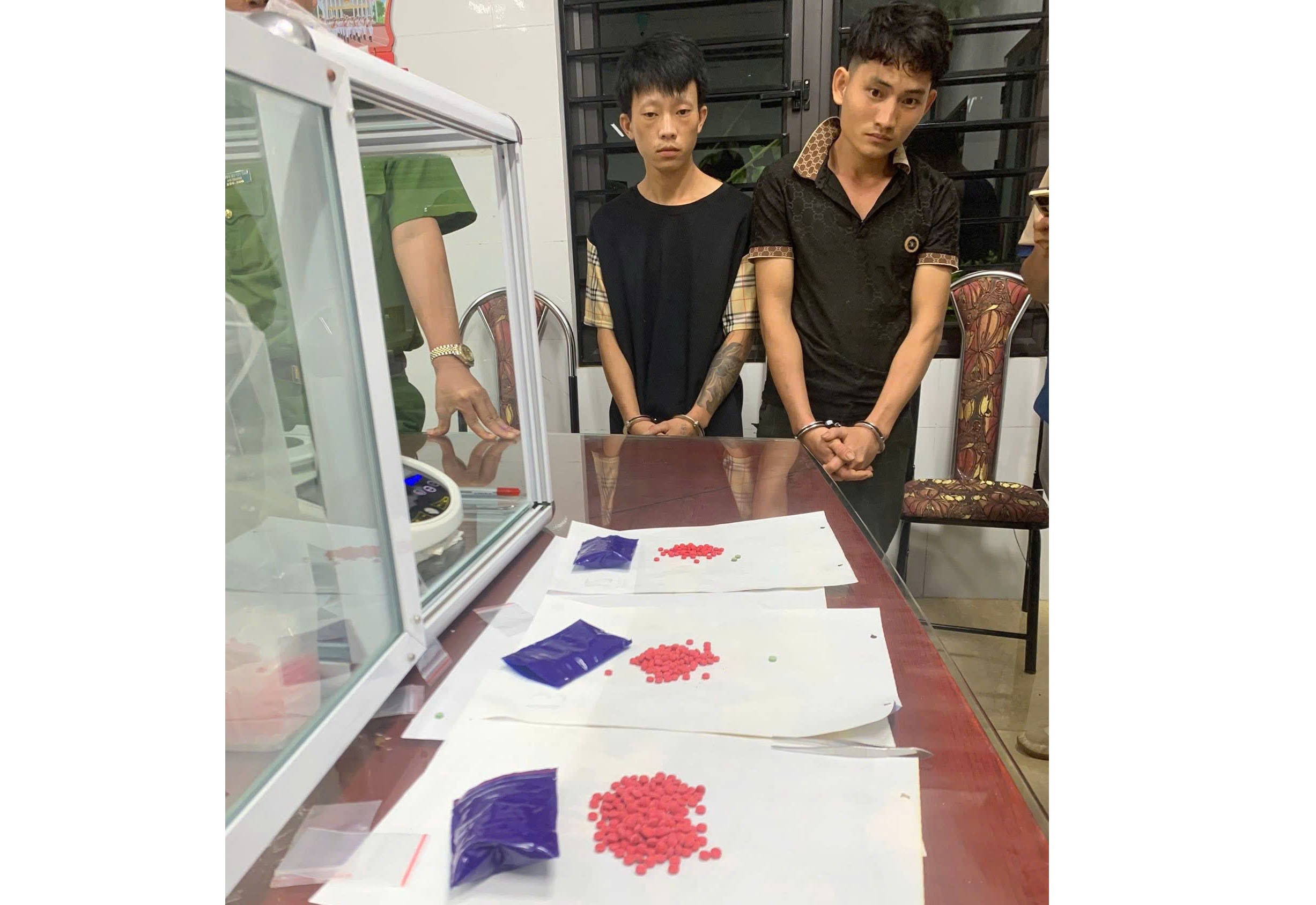 Sùng Seo Tuấn và Sềnh Khái Tùng cùng tang vật vụ án. 450-vien-ma-tuy-tong-hop-bi-thu-giu.jpg