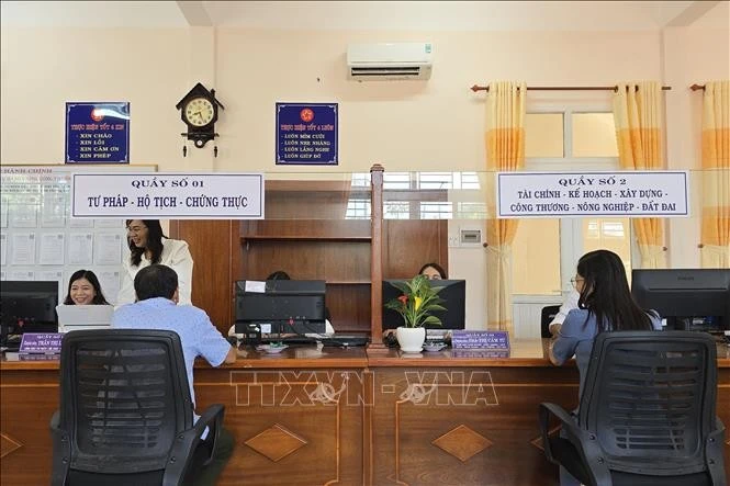 Người dân đăng ký thực hiện thủ tục hành chính tại Trung tâm phục vụ hành chính công phường An Xuyên (mới), tỉnh Cà Mau.