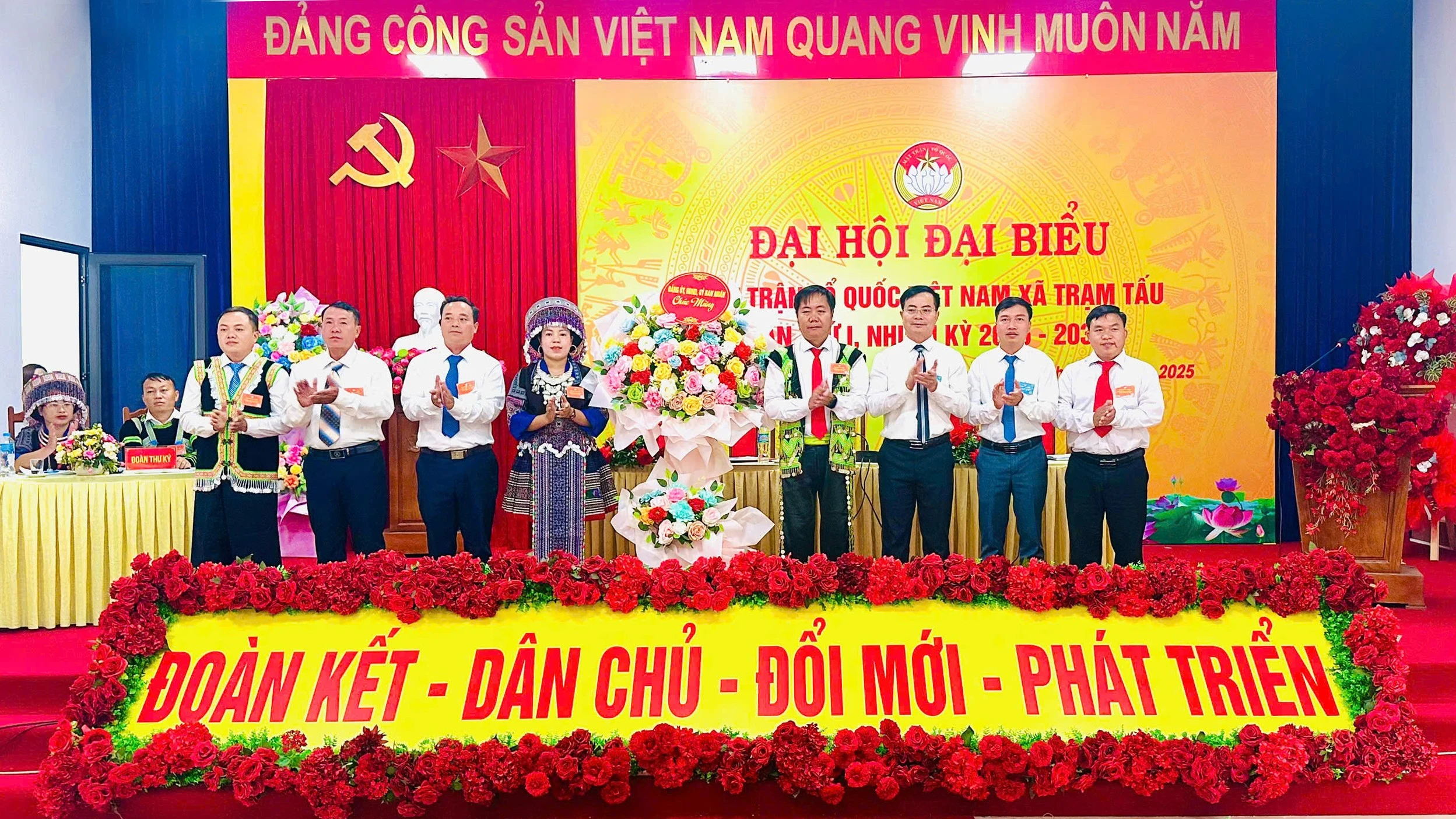 Các đồng chí lãnh đạo xã tặng hoa chúc mừng đại hội.