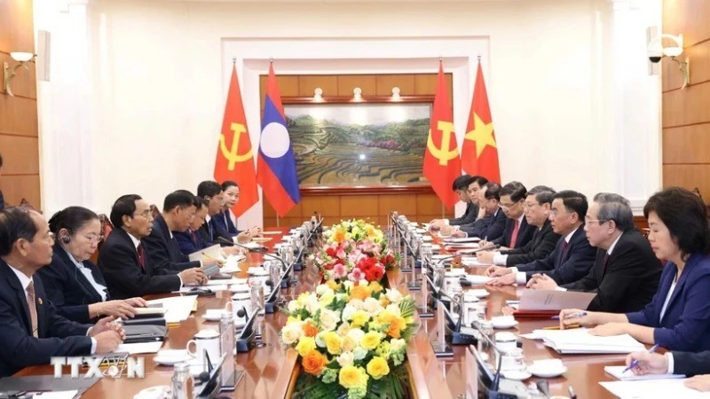 Thường trực Ban Bí thư Trần Cẩm Tú hội đàm với đồng chí Bounthong Chitmany, Ủy viên Bộ Chính trị, Thường trực Ban Bí thư, Phó Chủ tịch nước Lào.