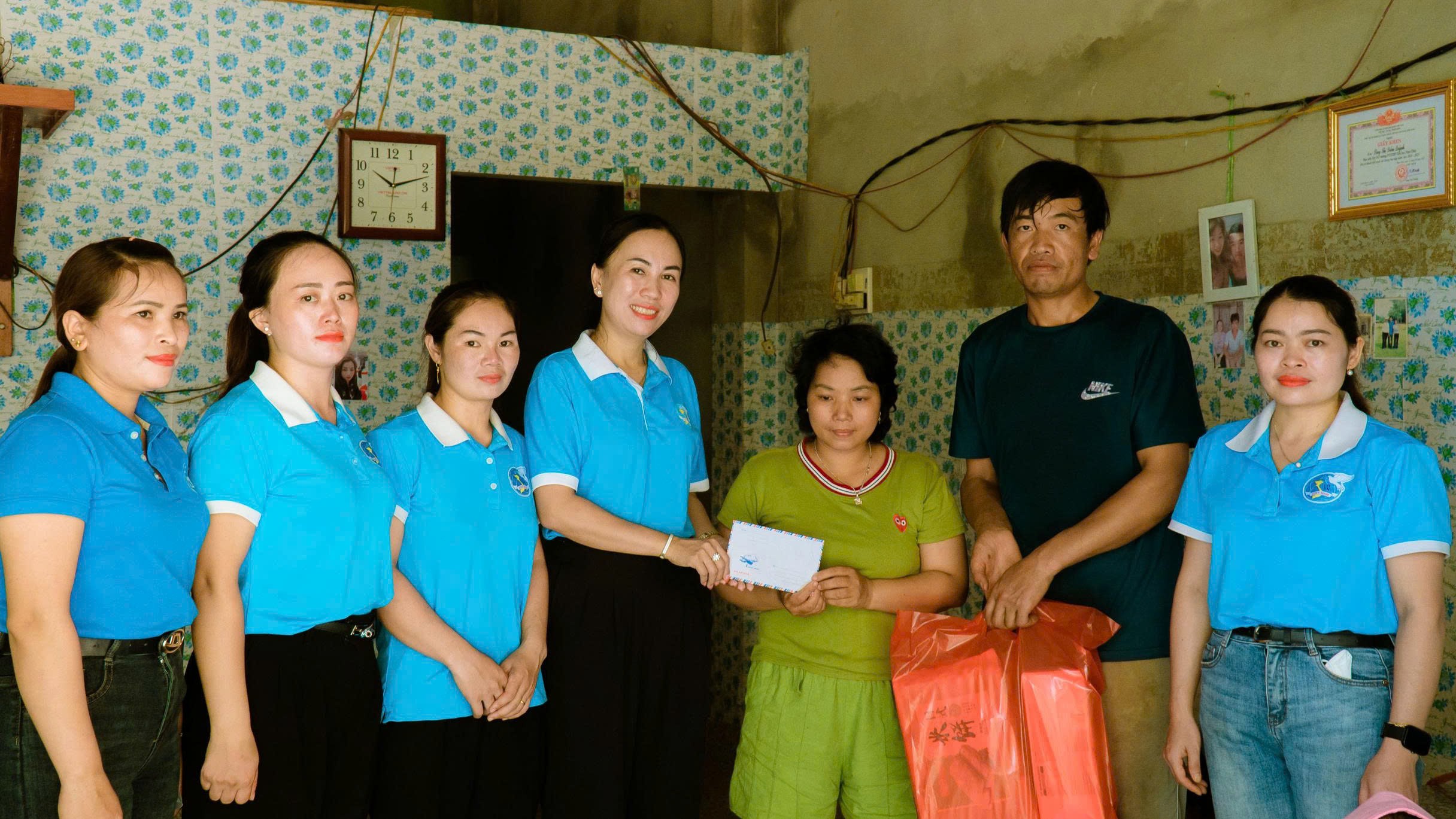 Thăm hỏi, tặng quà hội viên mắc bệnh hiểm nghèo. a12.jpg