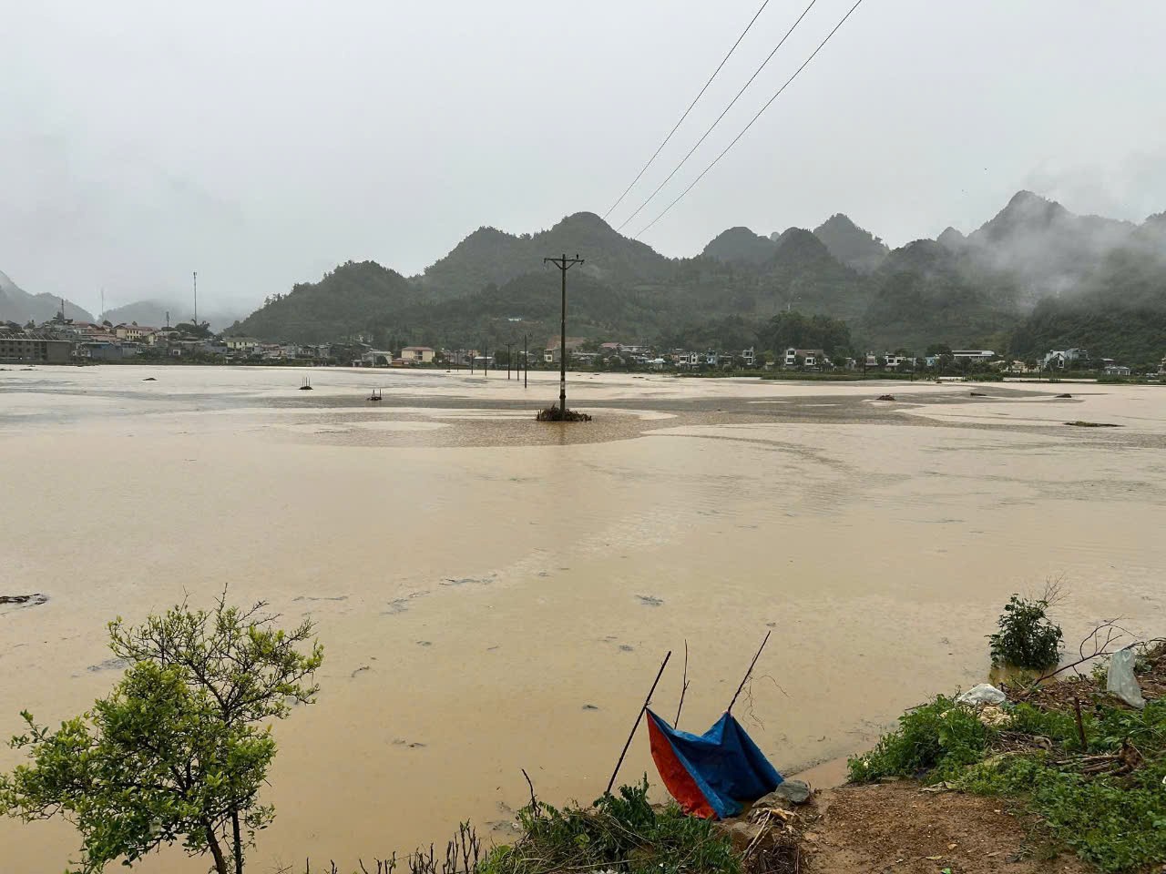 Cánh đồng thôn Phố Cũ bị ngập sâu trong nước lũ. z6683581223610-b7941f616476eea269faecc671189caa.jpg
