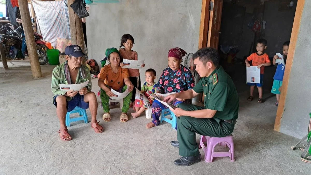 Cán bộ Đồn Biên phòng Si Ma Cai tuyên truyền pháp luật cho đồng bào dân tộc trên địa bàn.