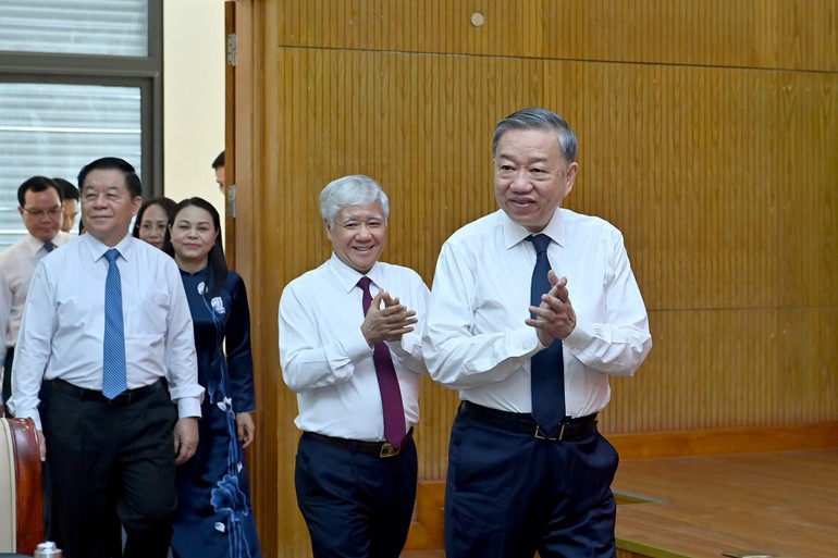 Tổng Bí thư Tô Lâm đến làm việc với Đảng ủy Mặt trận Tổ quốc, các đoàn thể Trung ương. Tổng Bí thư Tô Lâm đến làm việc với Đảng ủy Mặt trận Tổ quốc, các đoàn thể Trung ương.