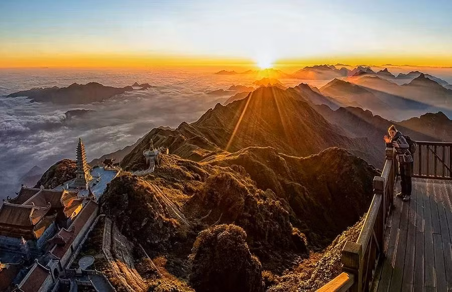 Bình minh trên đỉnh Fansipan, Sa Pa, Lào Cai.