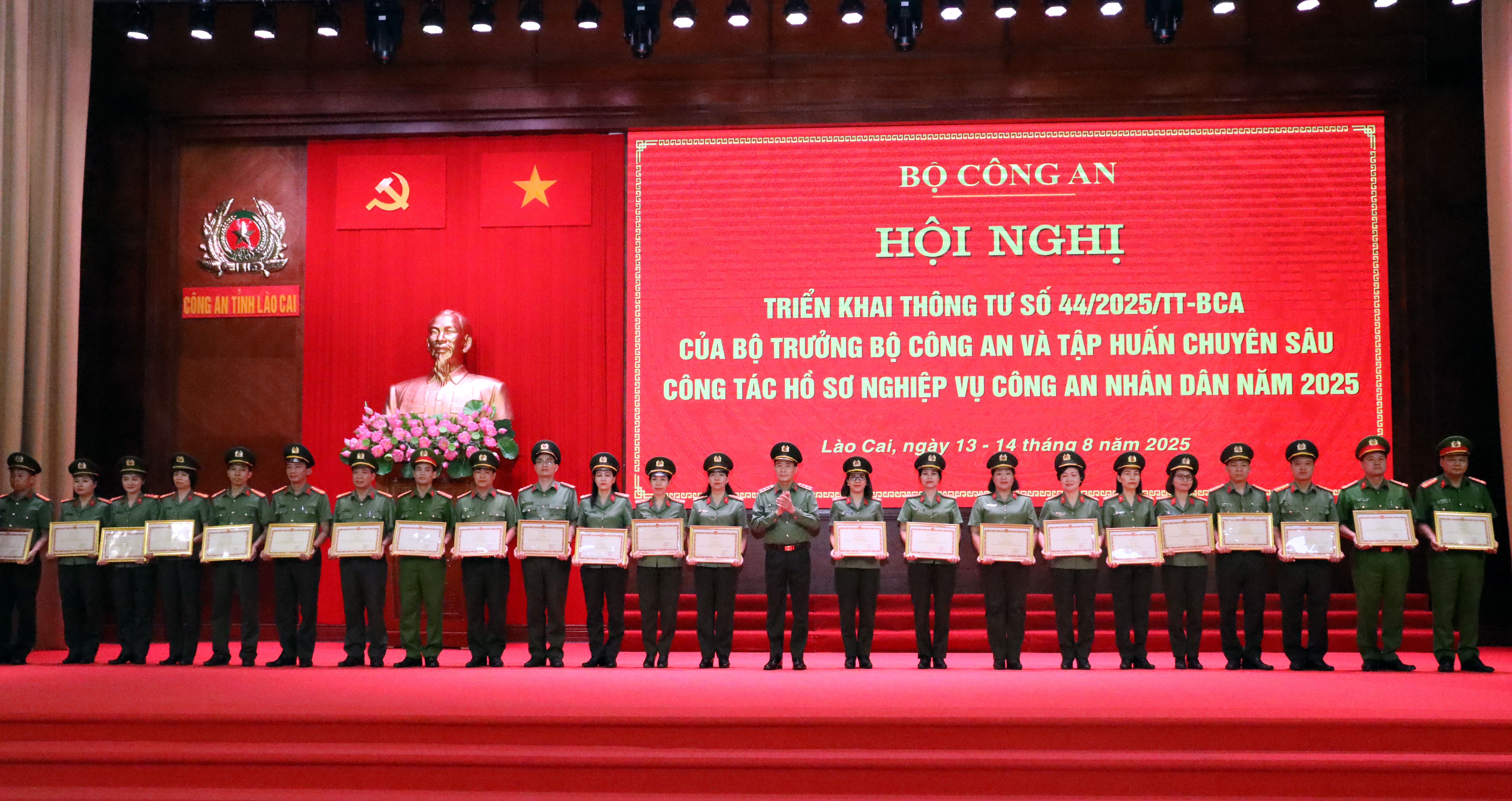 Các tập thể, cá nhân nhận Bằng khen của Bộ trưởng Bộ Công an 6.jpg
