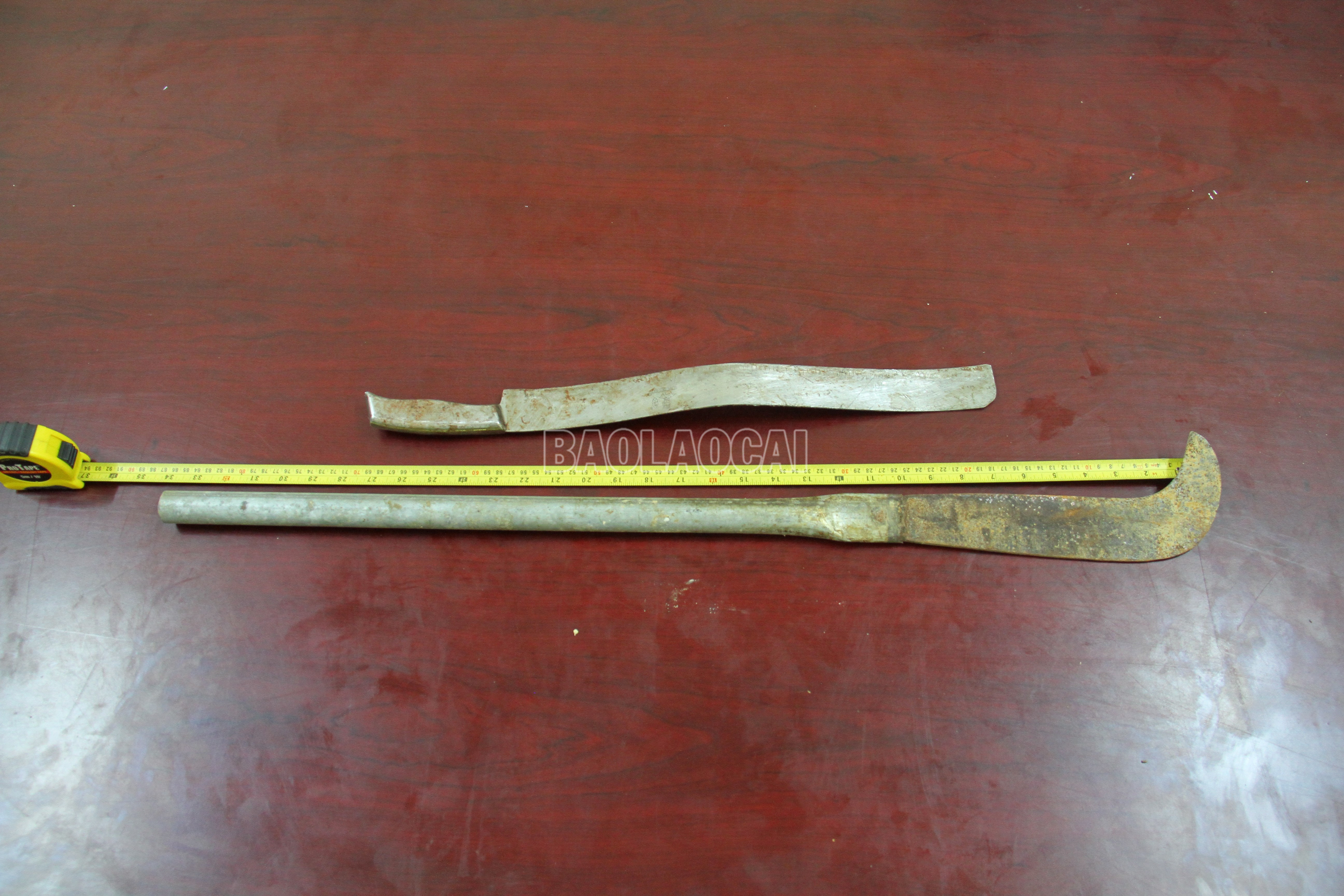 Hung khí thu được tại hiện trường. baolaocai-c_vat-chung-thu-giu-tai-hien-truong.jpg