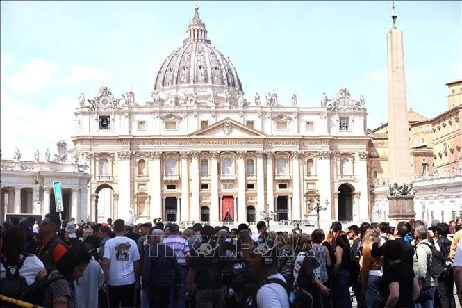 Người dân tập trung trong lễ tang Giáo hoàng Francis.