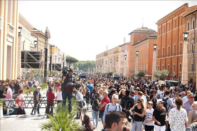 Người dân tập trung trong lễ tang Giáo hoàng Francis.