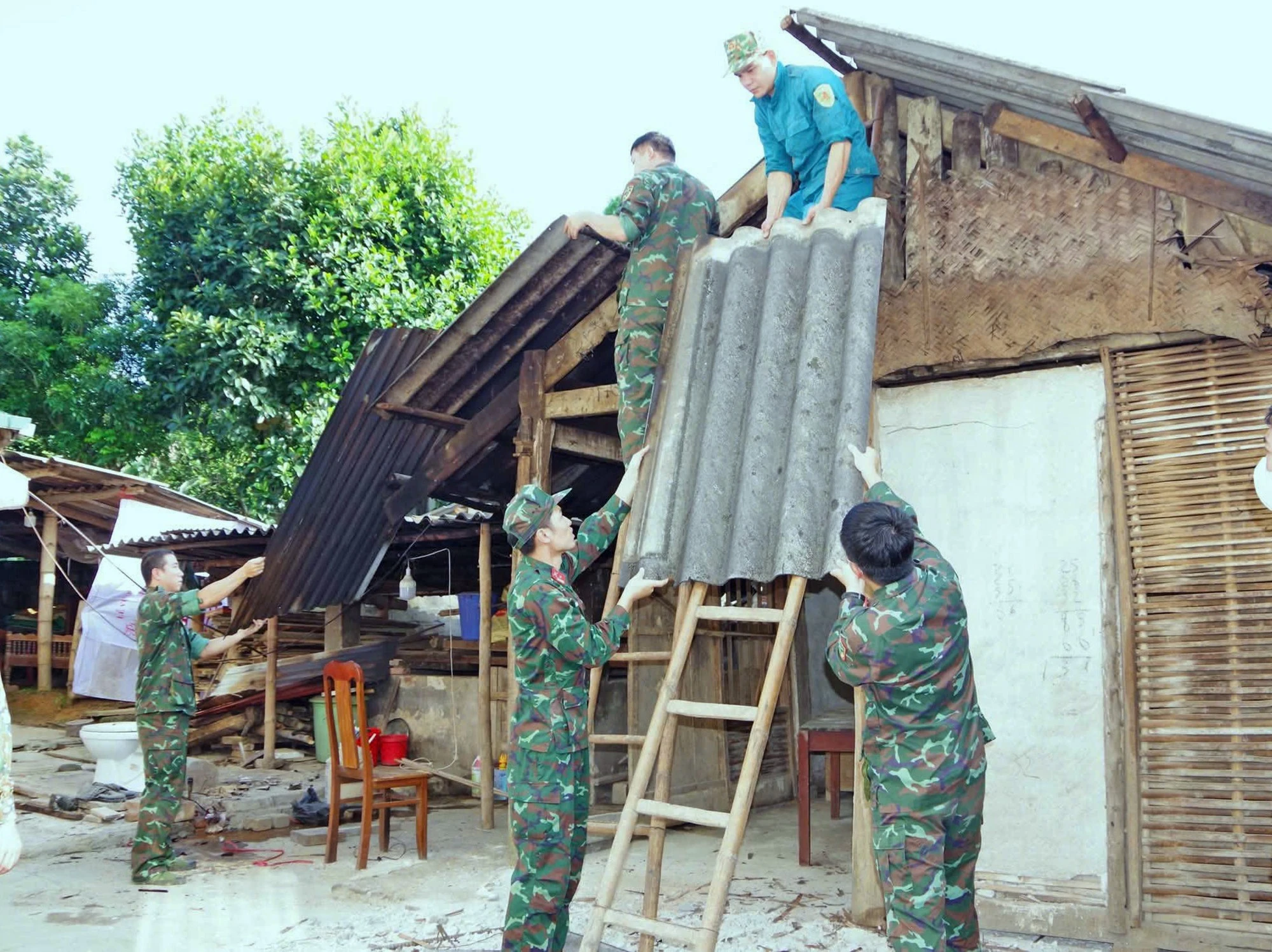 Lực lượng quân đội tham gia hỗ trợ người dân dựng lại nhà cửa, chung tay xóa nhà tạm, nhà dột nát.