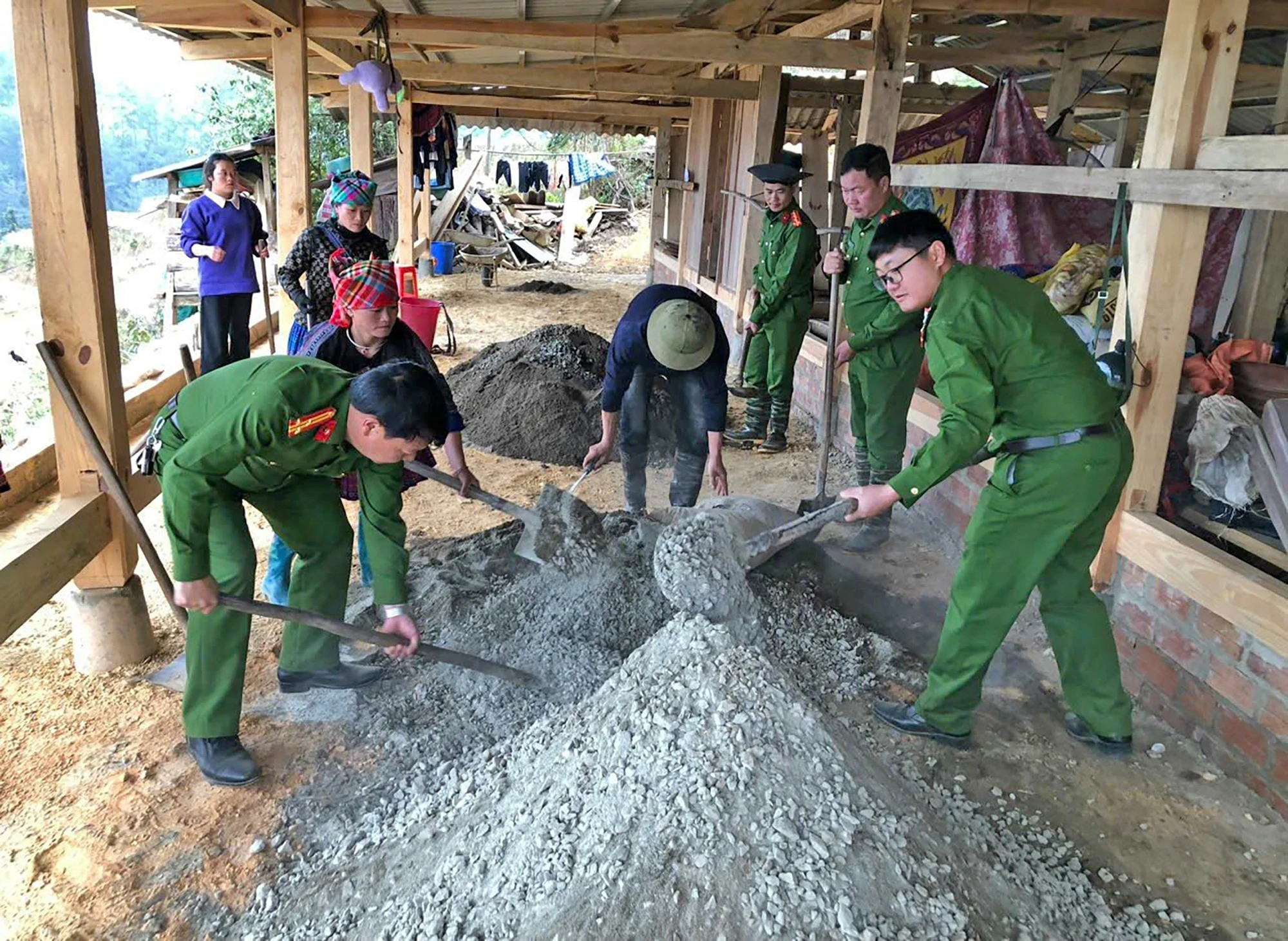 Các cán bộ chiến sĩ Công an xã Púng Luông, tỉnh Lào Cai hỗ trợ xóa nhà dột nát trên địa bàn xã tháng 5/2025, để về đích ngày 30/6/2025 trước thời hạn 80 ngày.