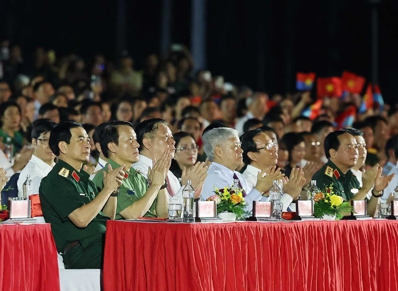 Các lãnh đạo Đảng, Nhà nước dự chương trình nghệ thuật.