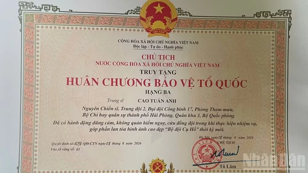 Chủ tịch nước ký Quyết định truy tặng Trung sĩ Cao Tuấn Anh Huân chương Bảo vệ Tổ quốc hạng Ba. (